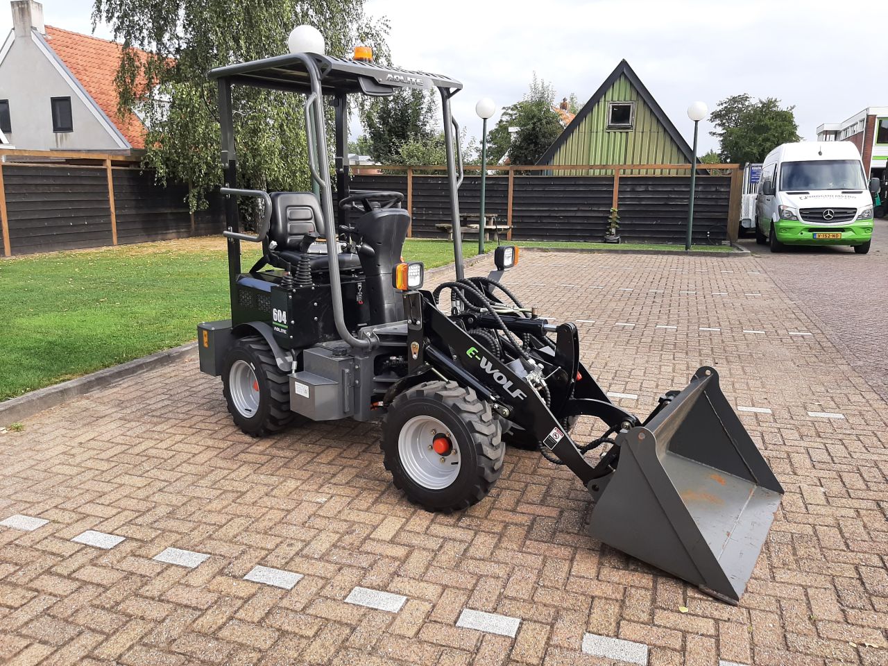 E Wolf 604 elektrische shovel met grondbak