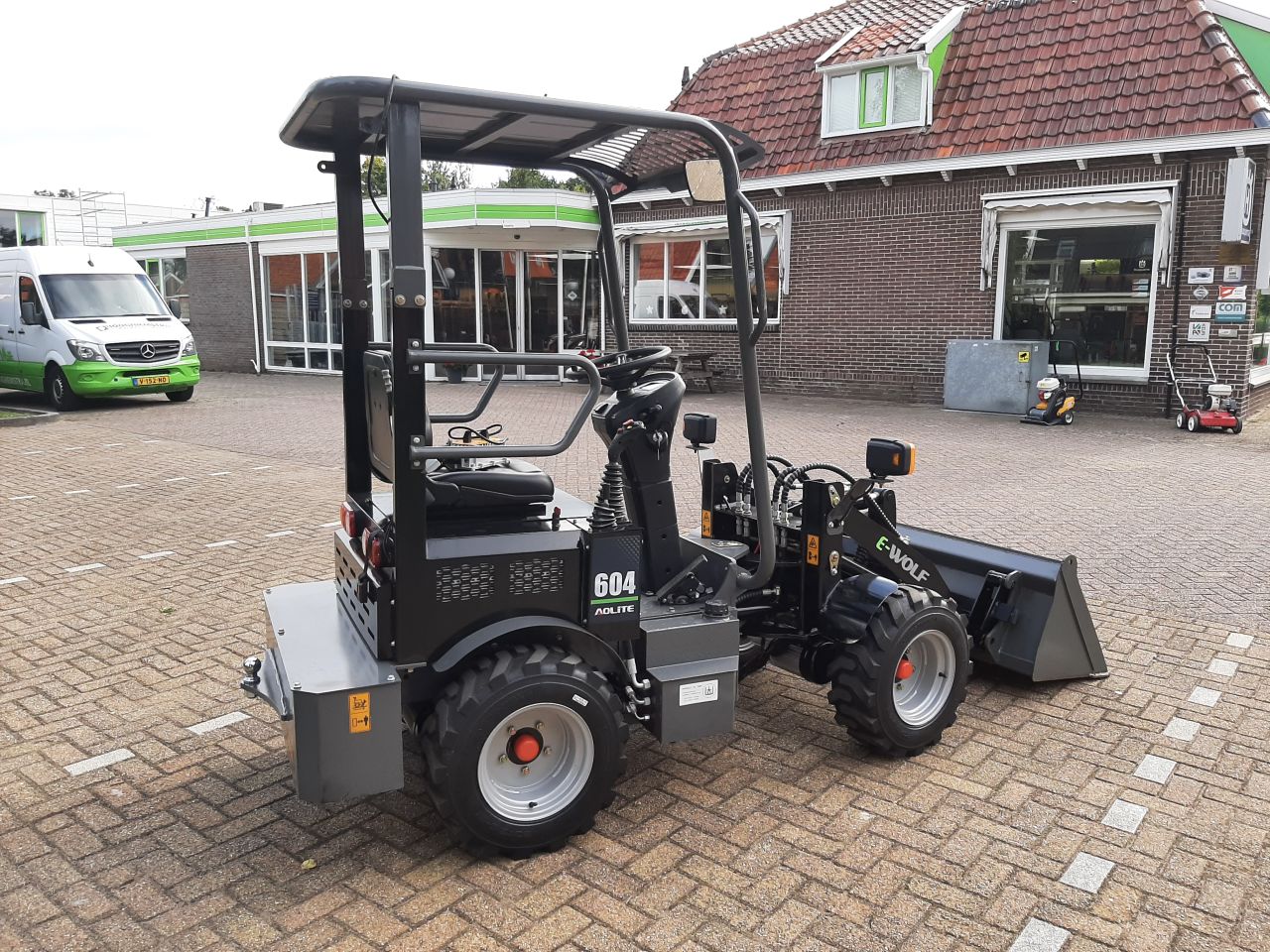 E Wolf 604 elektrische shovel met grondbak