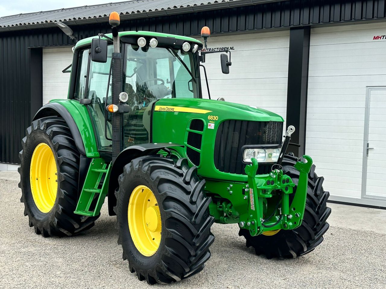 TE KOOP: zeer nette JOHN DEERE 6830