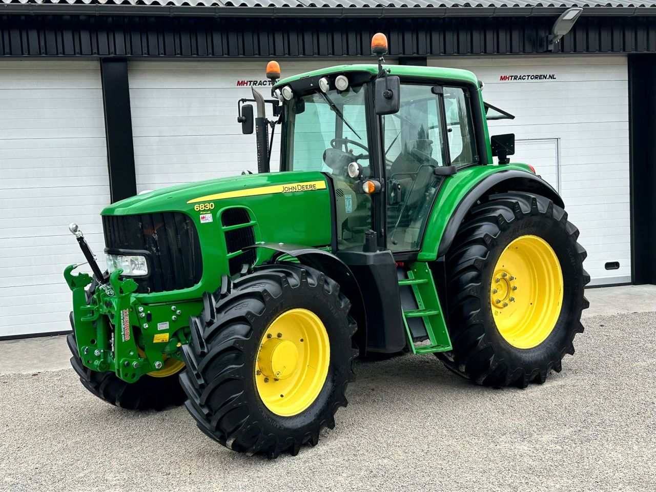 TE KOOP: zeer nette JOHN DEERE 6830