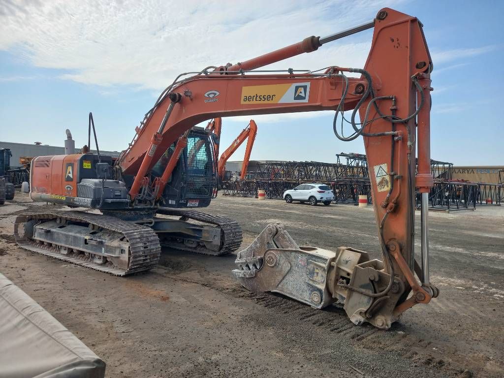 Hitachi ZX220LC (Abu Dhabi)
