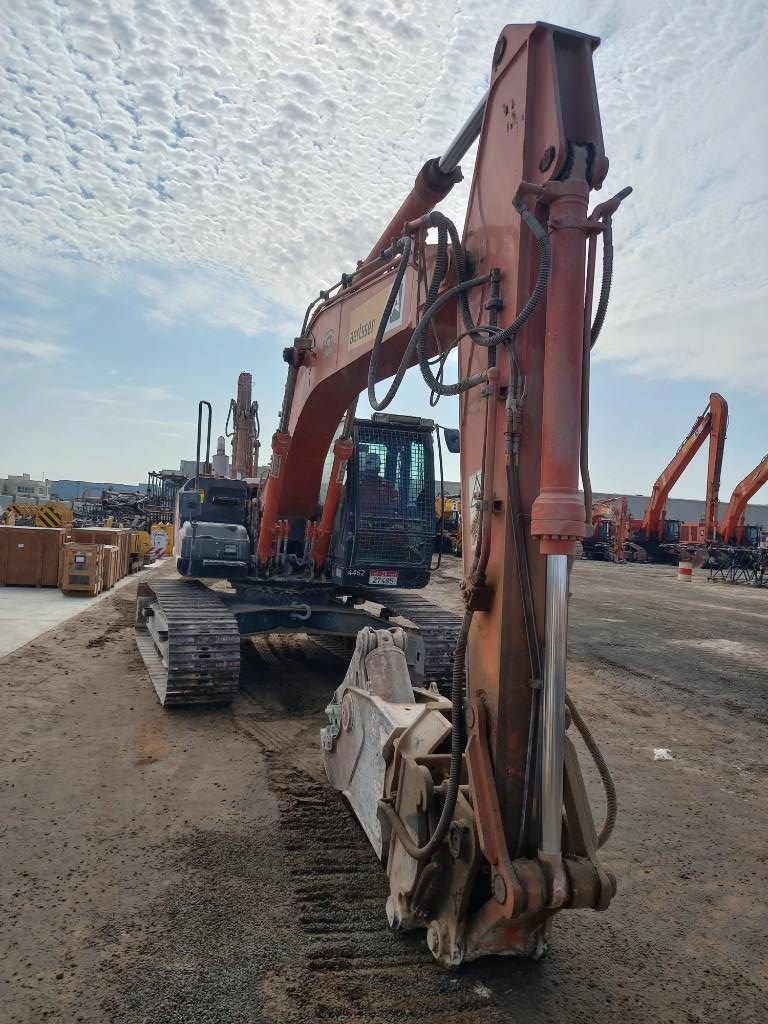 Hitachi ZX220LC (Abu Dhabi)