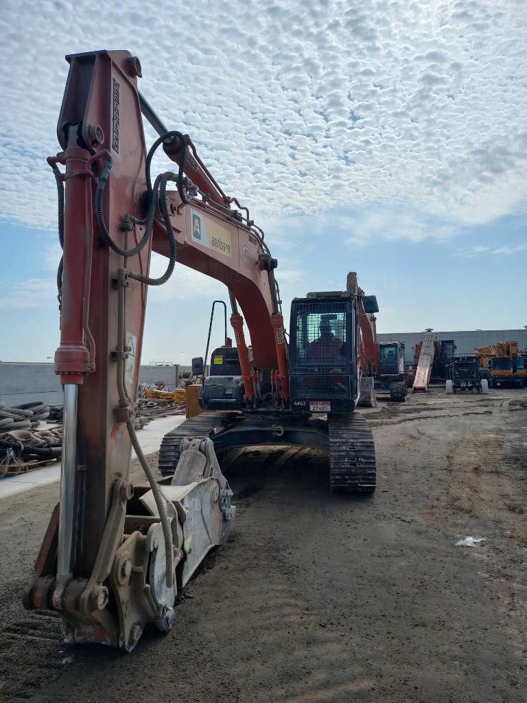 Hitachi ZX220LC (Abu Dhabi)
