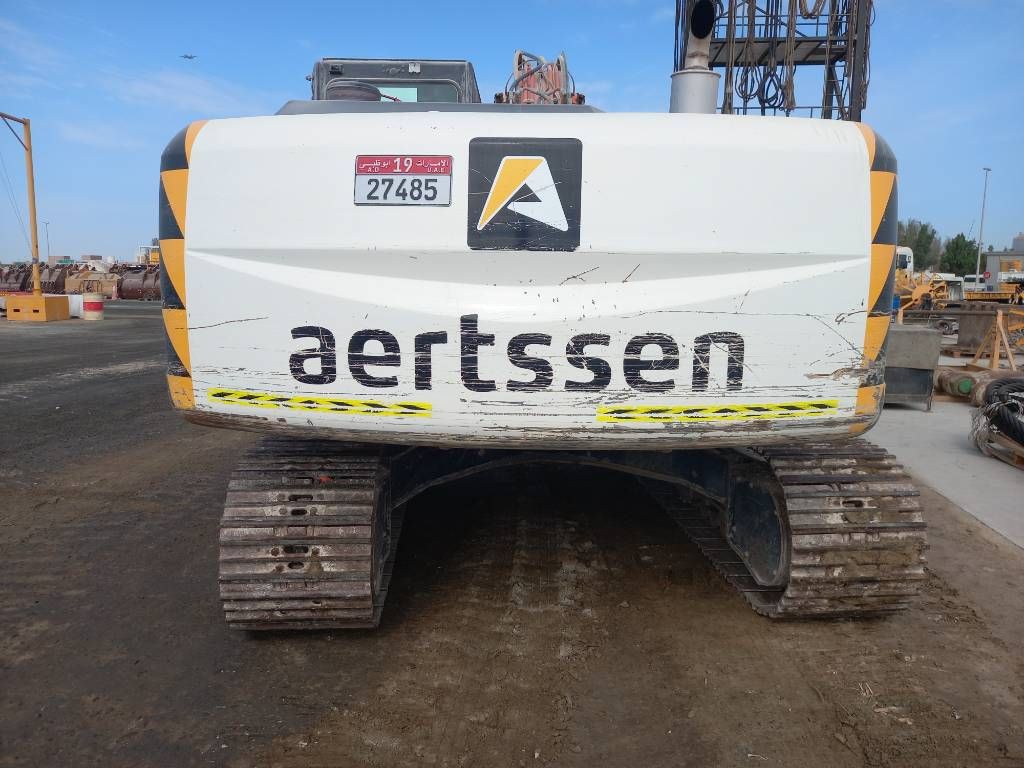 Hitachi ZX220LC (Abu Dhabi)