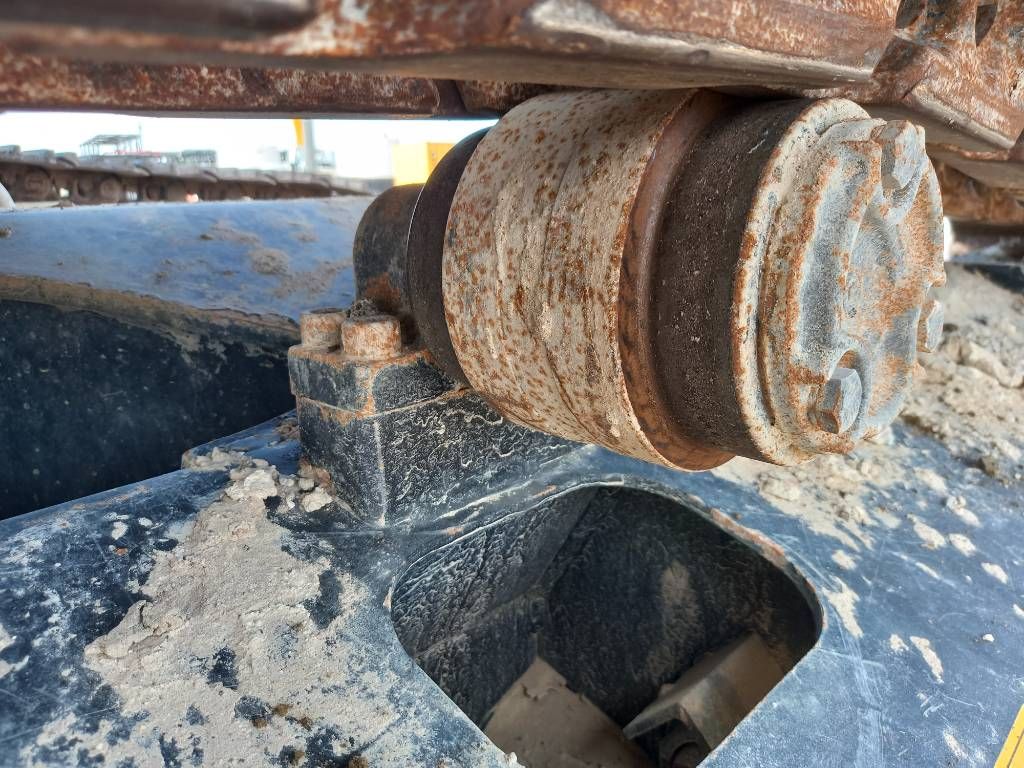 Hitachi ZX220LC (Abu Dhabi)