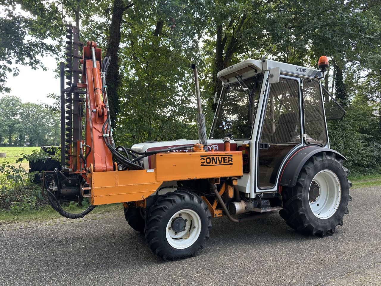 Steyr 8075 AS Smalspoor met maaiarm
