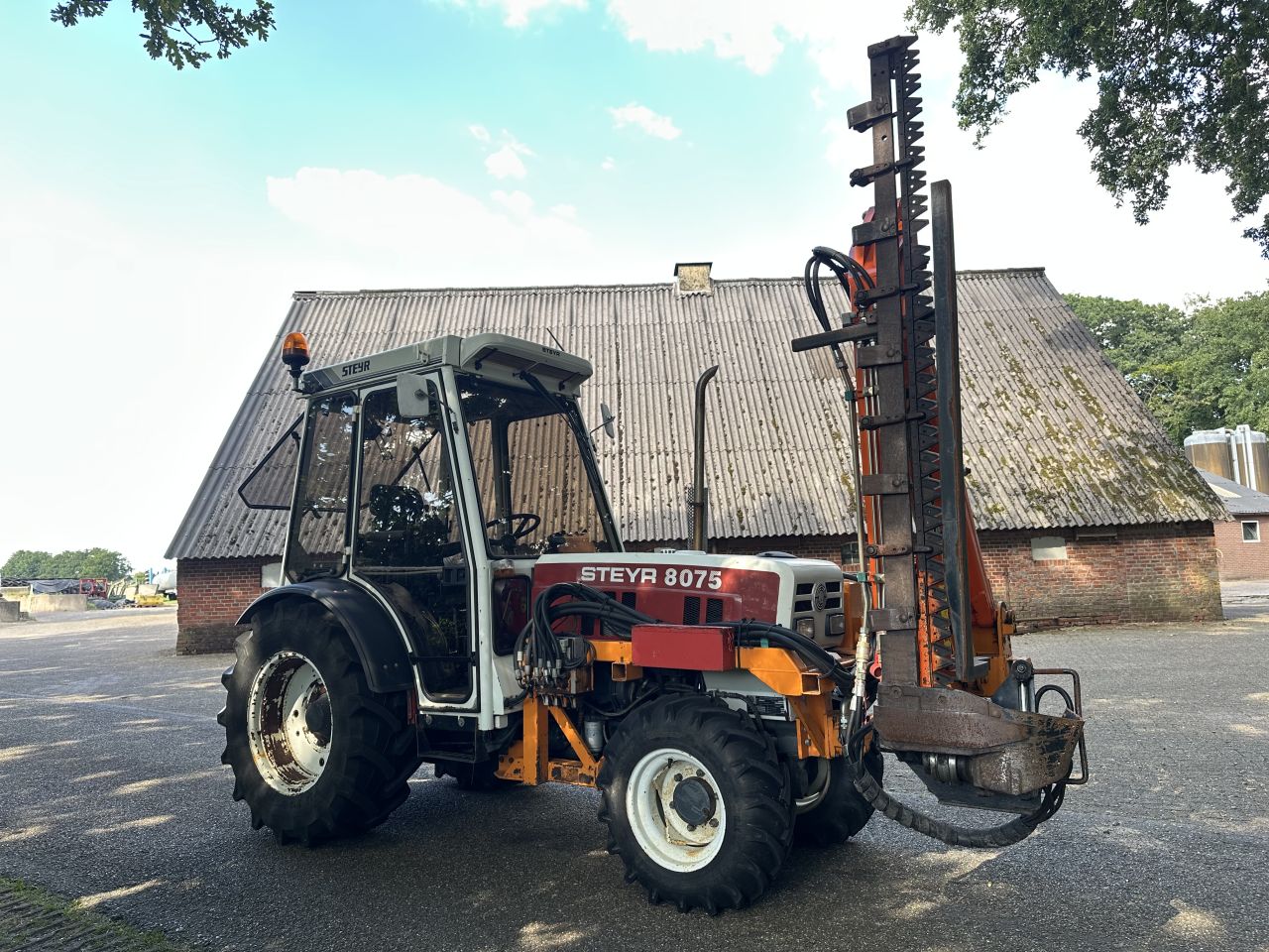 Steyr 8075 AS Smalspoor met maaiarm