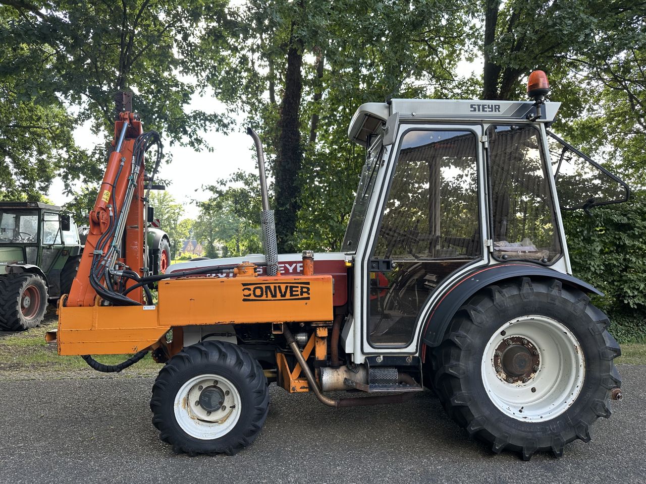 Steyr 8075 AS Smalspoor met maaiarm