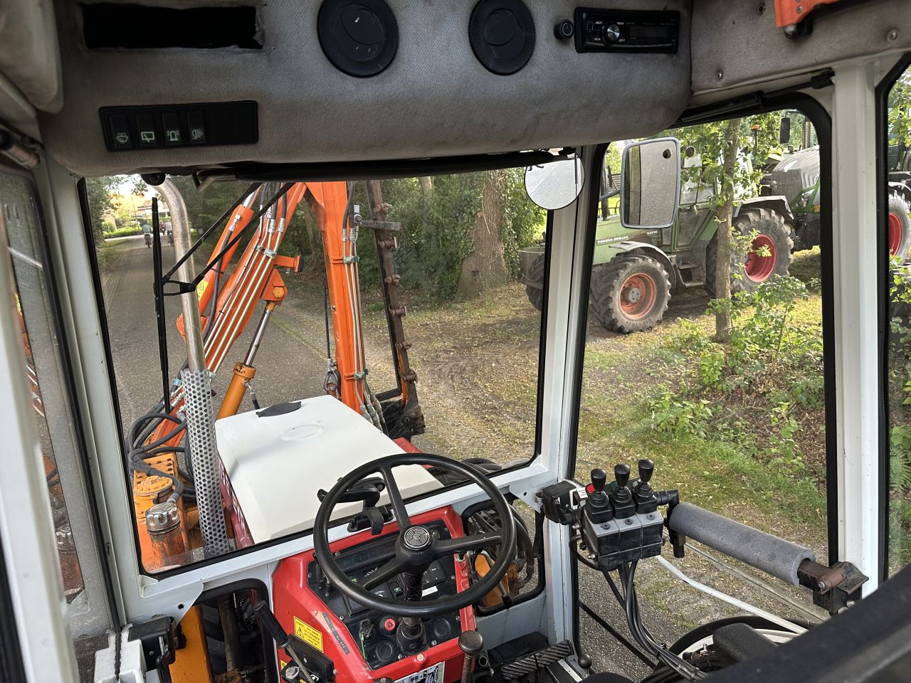 Steyr 8075 AS Smalspoor met maaiarm