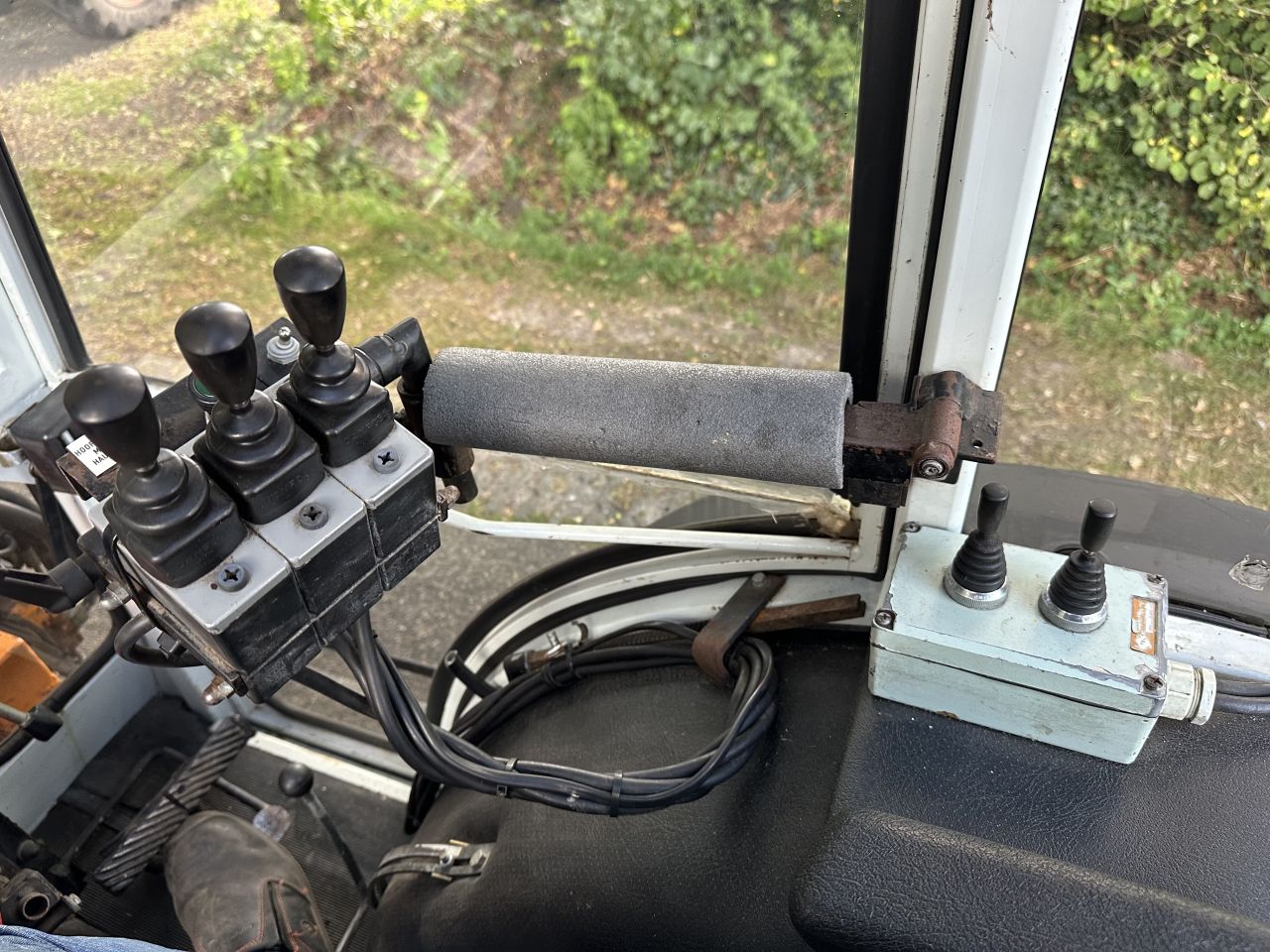Steyr 8075 AS Smalspoor met maaiarm