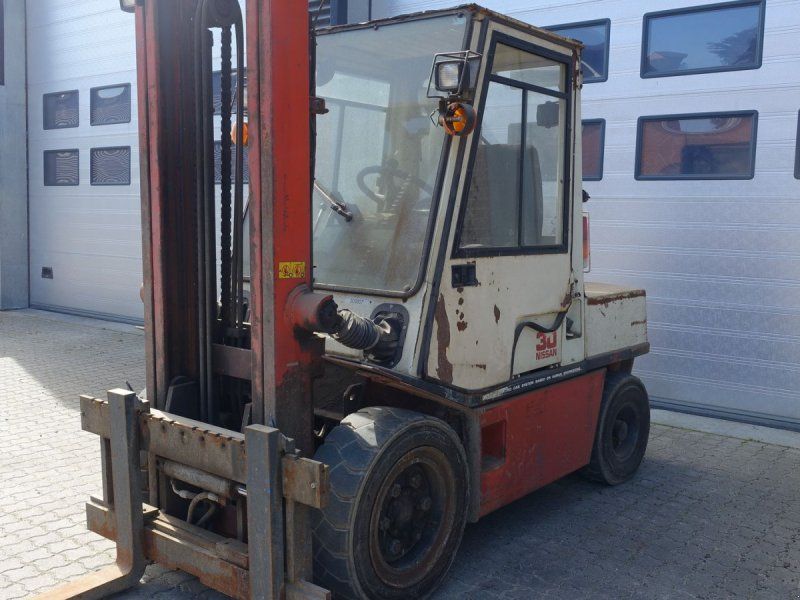 Nissan EGH02A30U // 3 Tons diesel