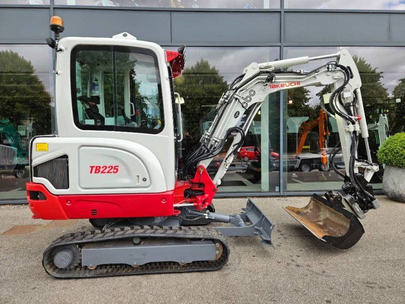 Takeuchi TB 225