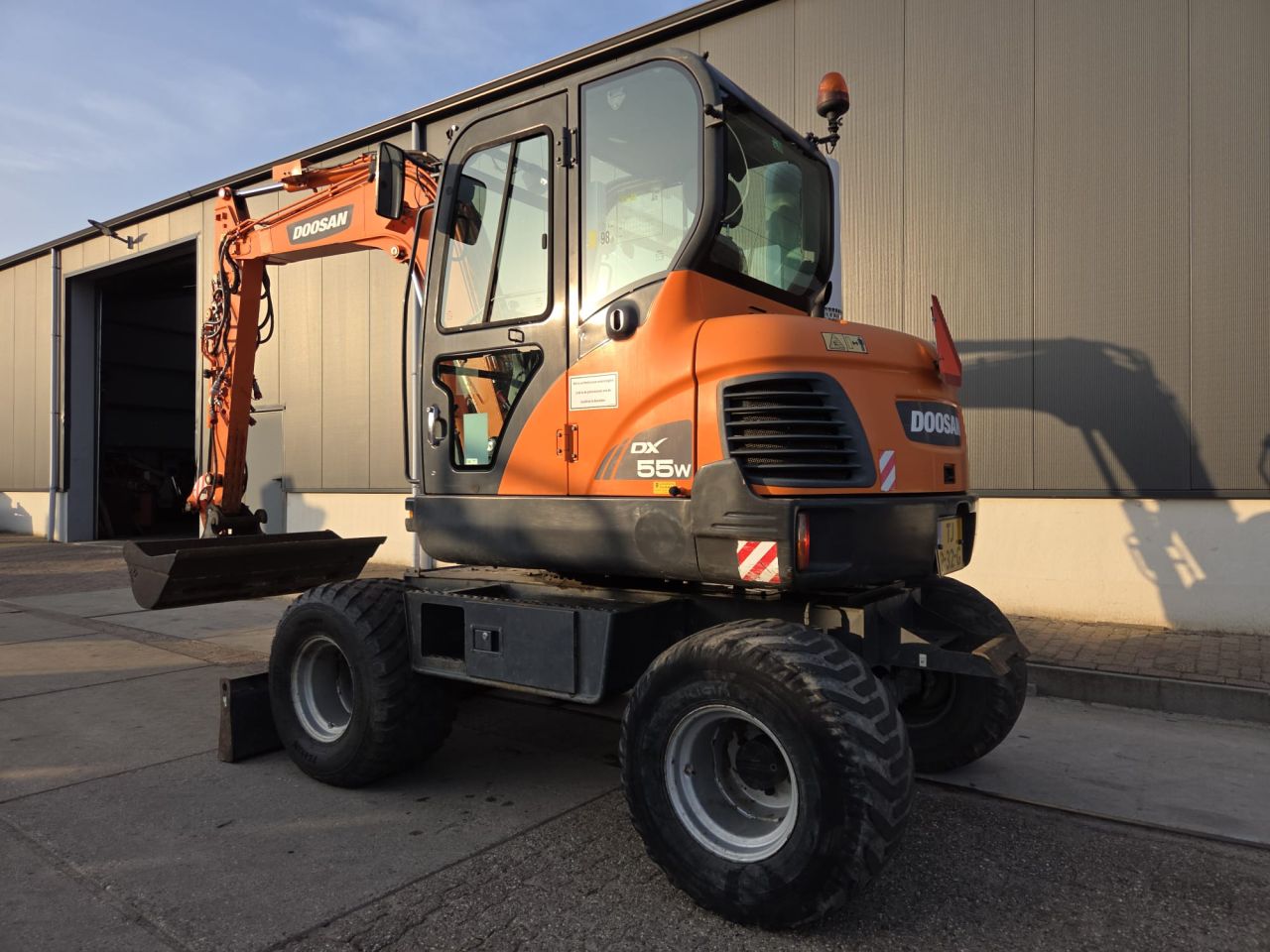 2 X Wacker Neuson 6503 en 1 x Doosan DX55W.
