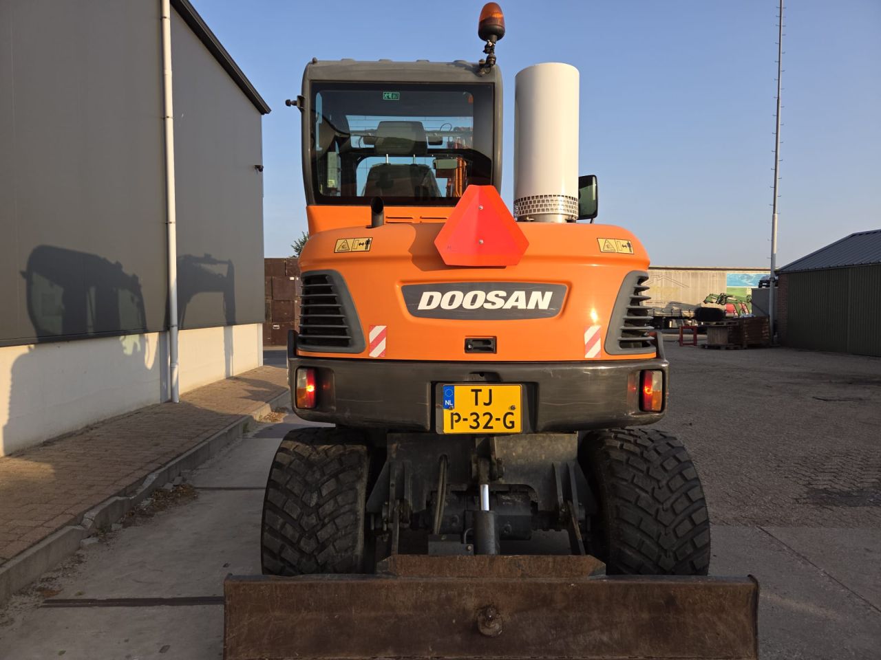 2 X Wacker Neuson 6503 en 1 x Doosan DX55W.