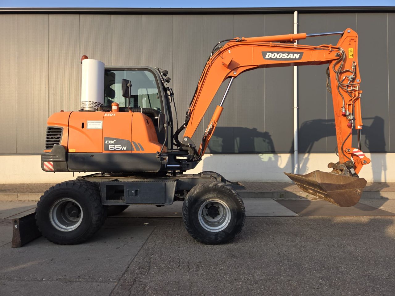 2 X Wacker Neuson 6503 en 1 x Doosan DX55W.