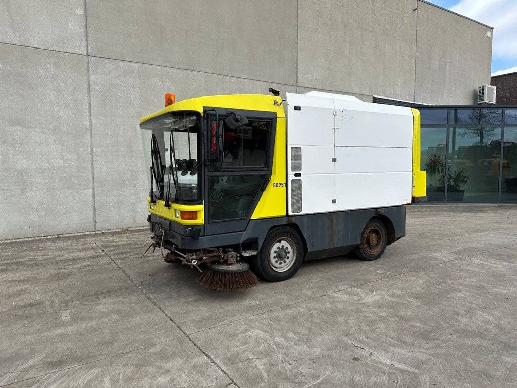 Sweeper truck Ravo 5002 Diesel 81kW 1995