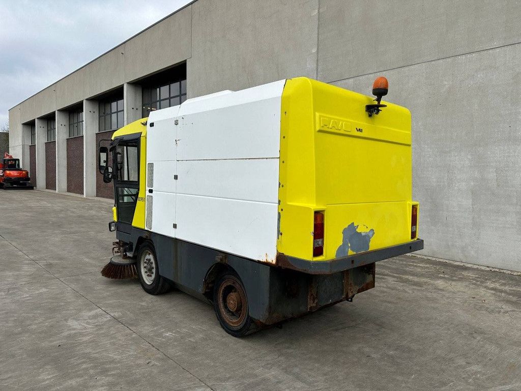 Sweeper truck Ravo 5002 Diesel 81kW 1995