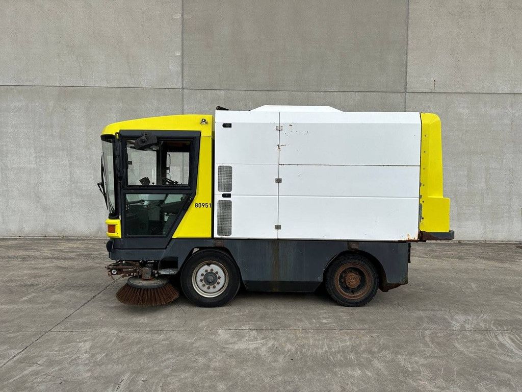 Sweeper truck Ravo 5002 Diesel 81kW 1995