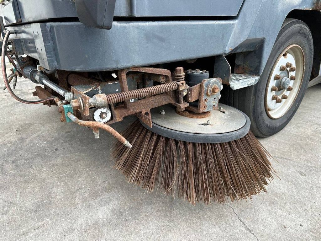 Sweeper truck Ravo 5002 Diesel 81kW 1995