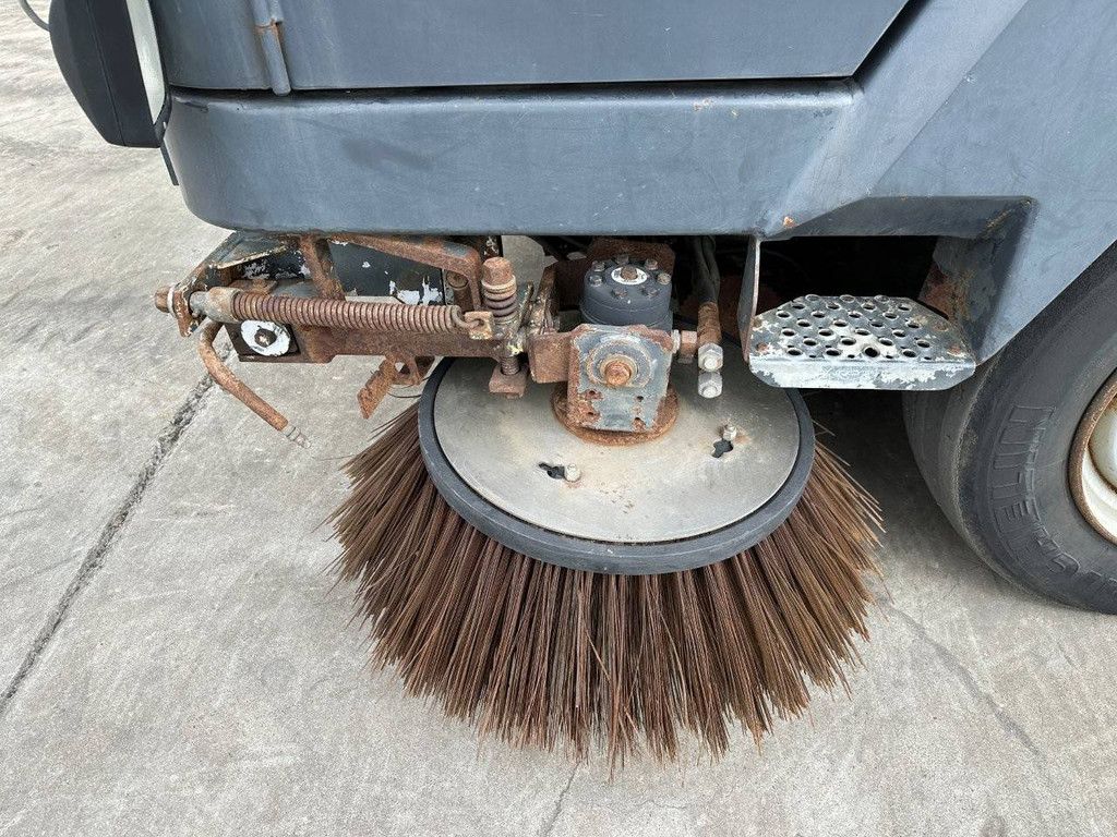 Sweeper truck Ravo 5002 Diesel 81kW 1995