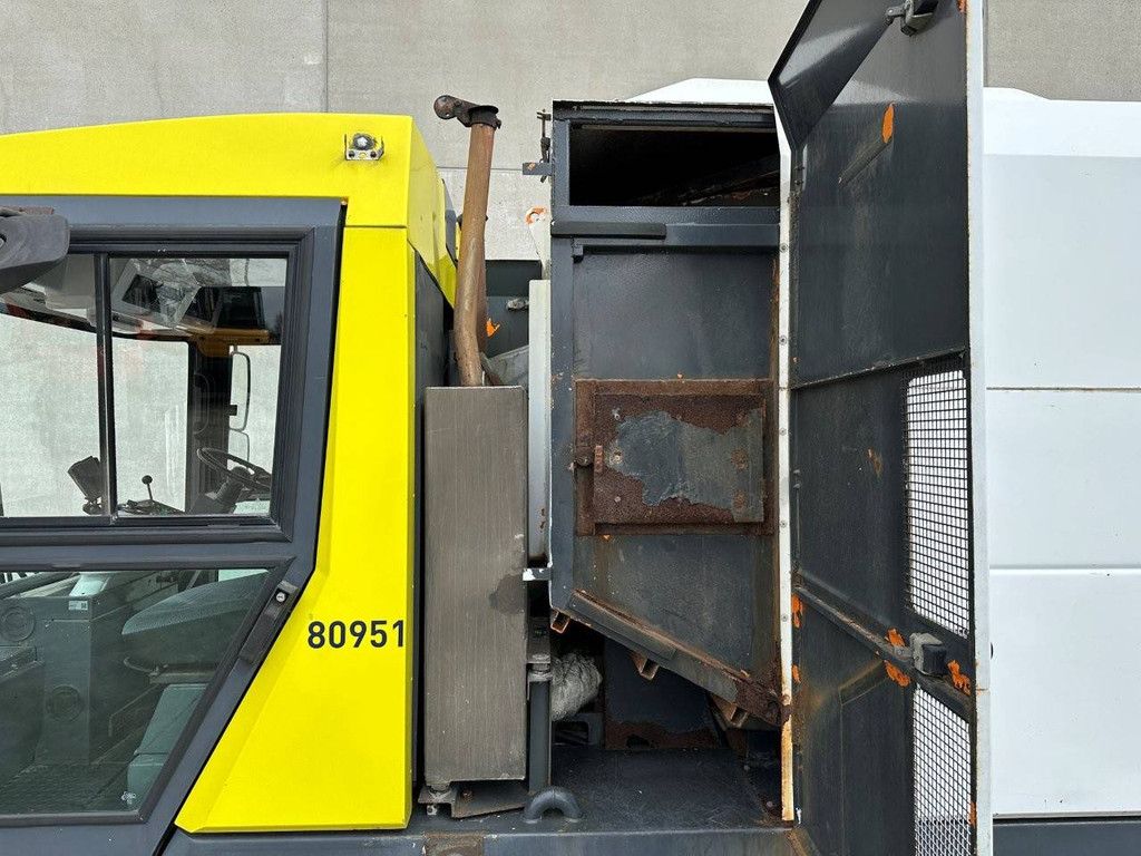 Sweeper truck Ravo 5002 Diesel 81kW 1995