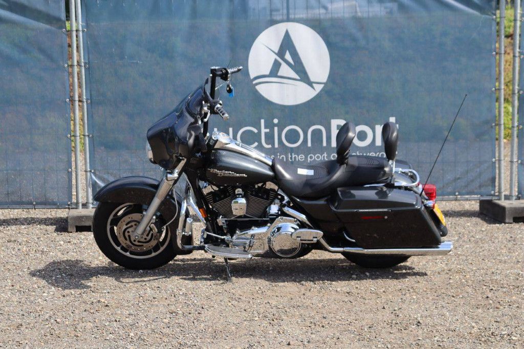 Harley-Davidson FLHX Street Glide Benzine 82pk 2007