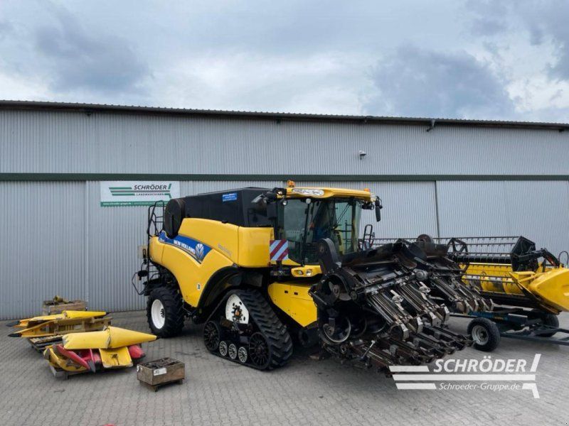 New Holland CR 8080 + SCHNEIDWERK + MAISPFLÜCKER