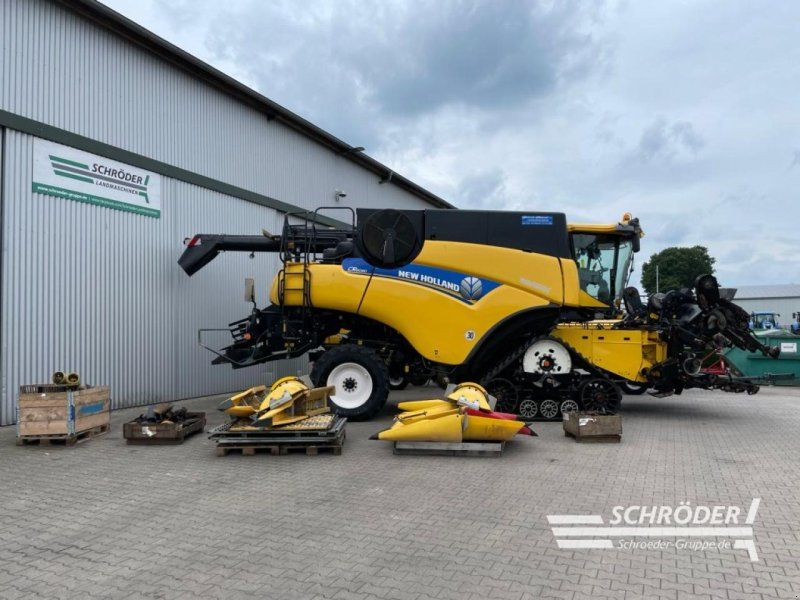 New Holland CR 8080 + SCHNEIDWERK + MAISPFLÜCKER