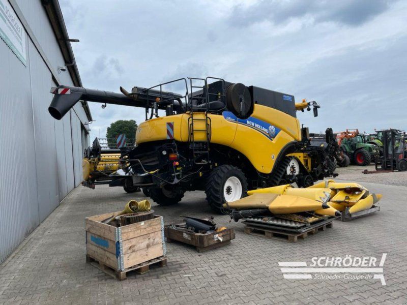 New Holland CR 8080 + SCHNEIDWERK + MAISPFLÜCKER