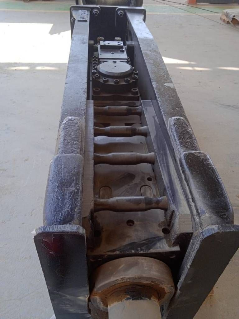 CAT H180GC Hammer (2 x available in Abu Dhabi)
