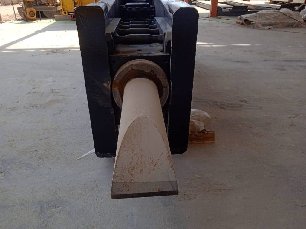 CAT H180GC Hammer (2 x available in Abu Dhabi)