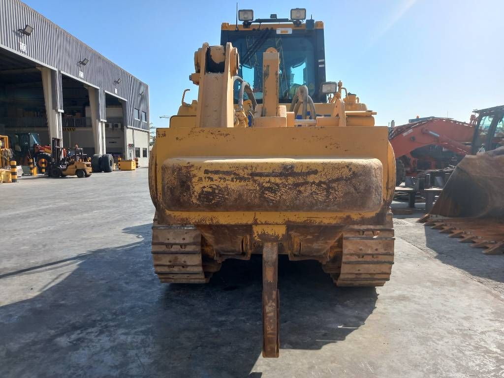 Komatsu D155-6R (4 pieces available in Abu Dhabi)