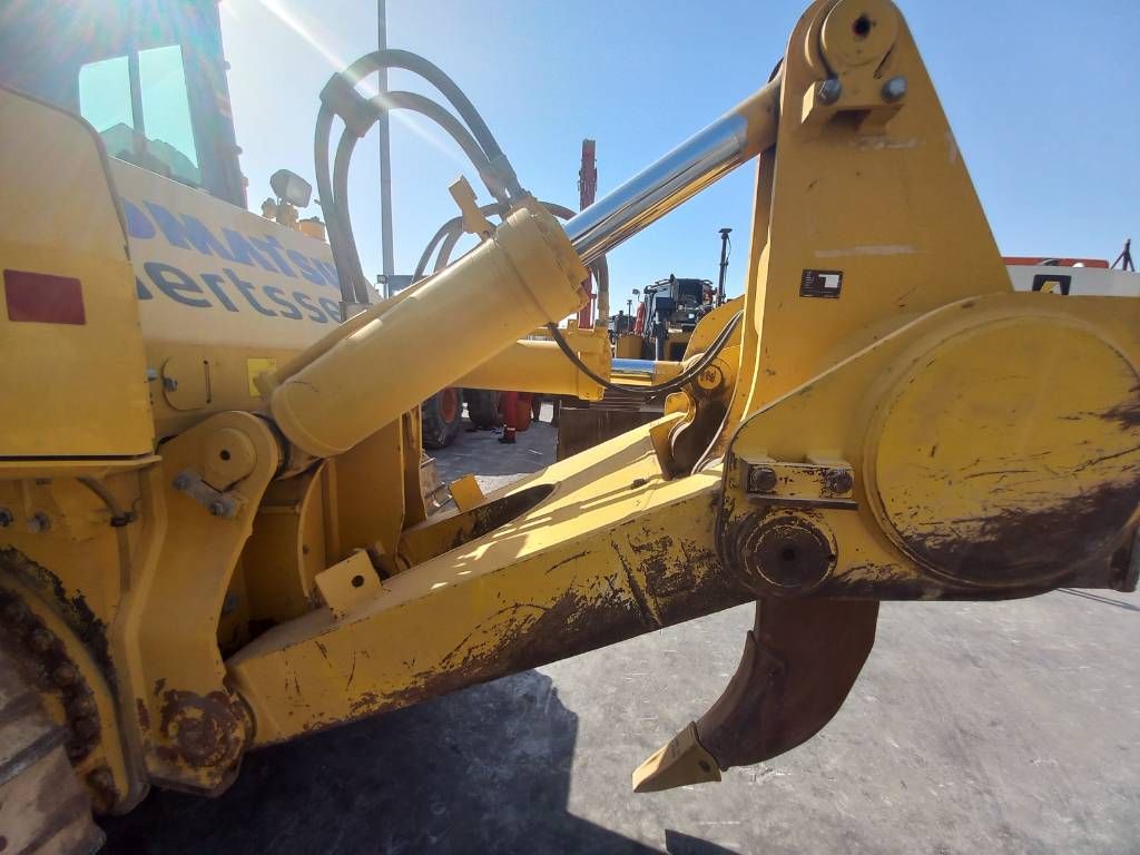 Komatsu D155-6R (4 pieces available in Abu Dhabi)