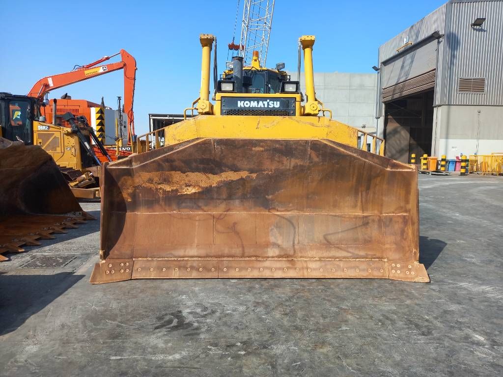 Komatsu D155-6R (4 pieces available in Abu Dhabi)