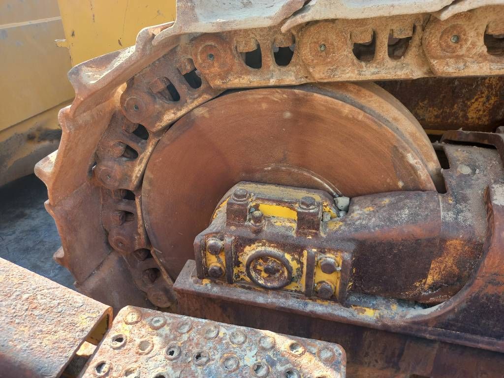 Komatsu D155-6R (4 pieces available in Abu Dhabi)