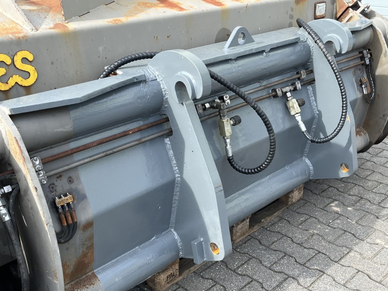 Hoogkiepbak Eurosteel 2900 ltr Volvo opname