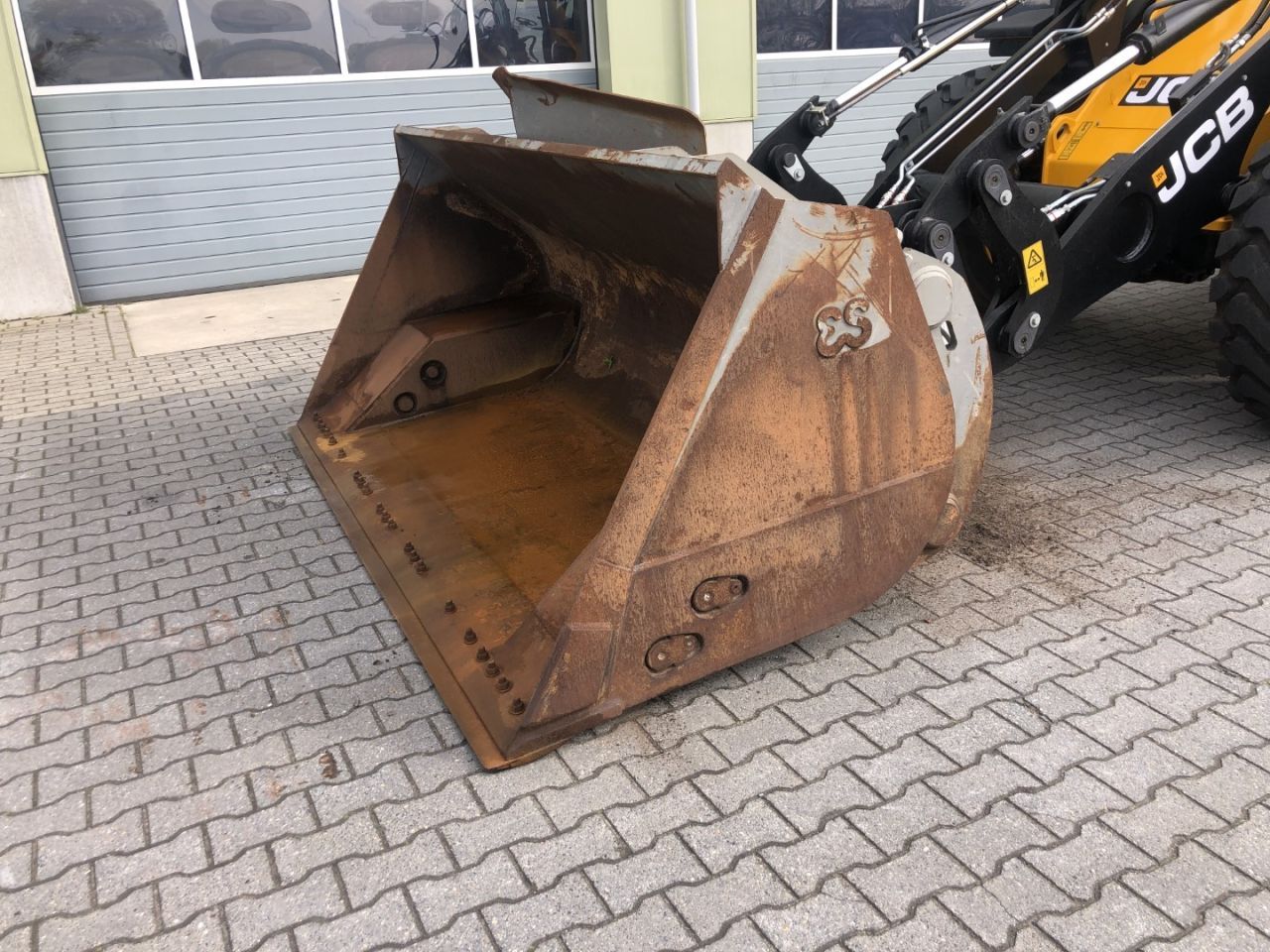 Hoogkiepbak Eurosteel 2900 ltr Volvo opname