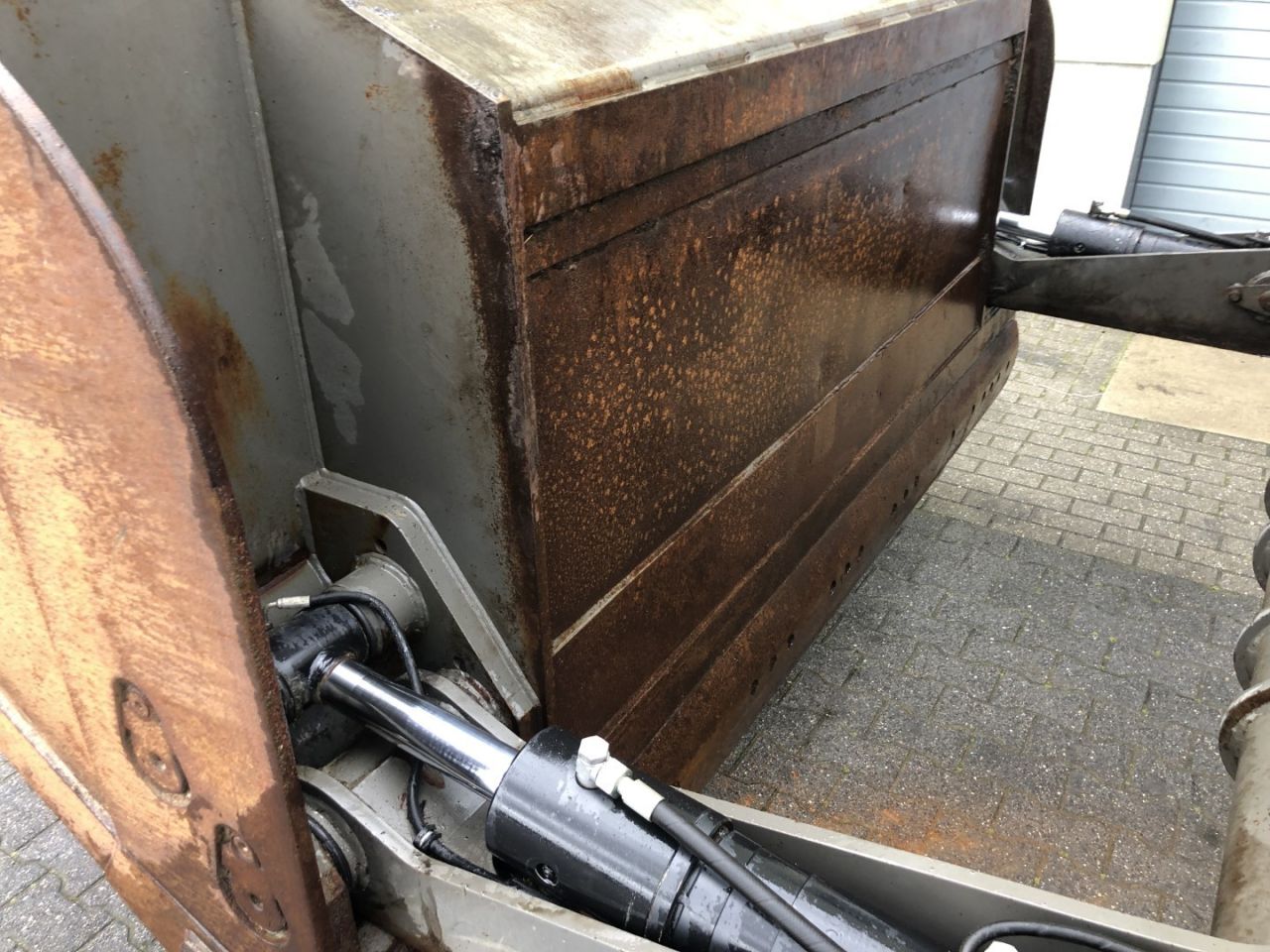 Hoogkiepbak Eurosteel 2900 ltr Volvo opname