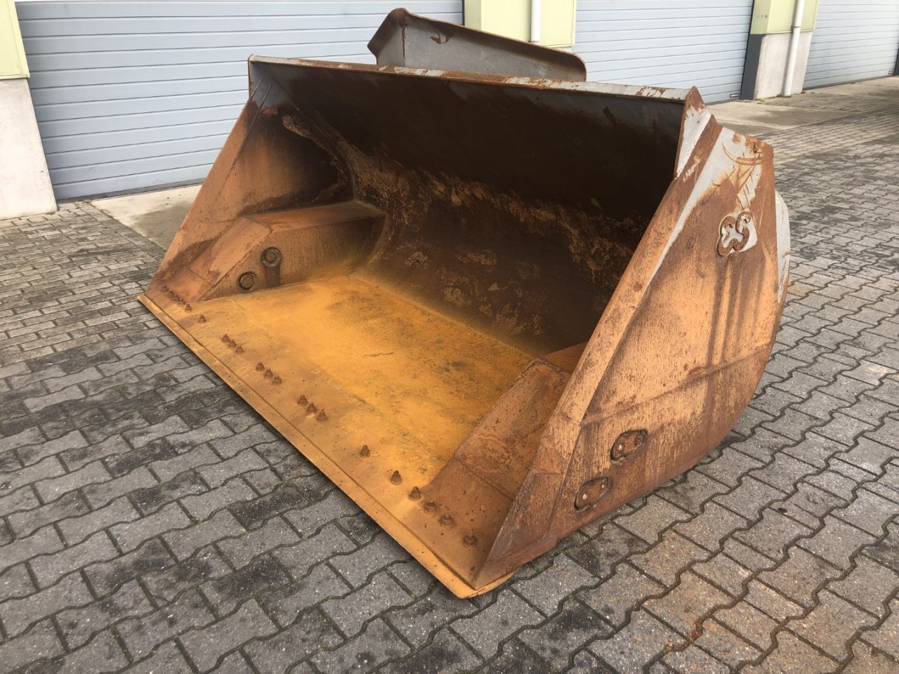 Hoogkiepbak Eurosteel 2900 ltr Volvo opname