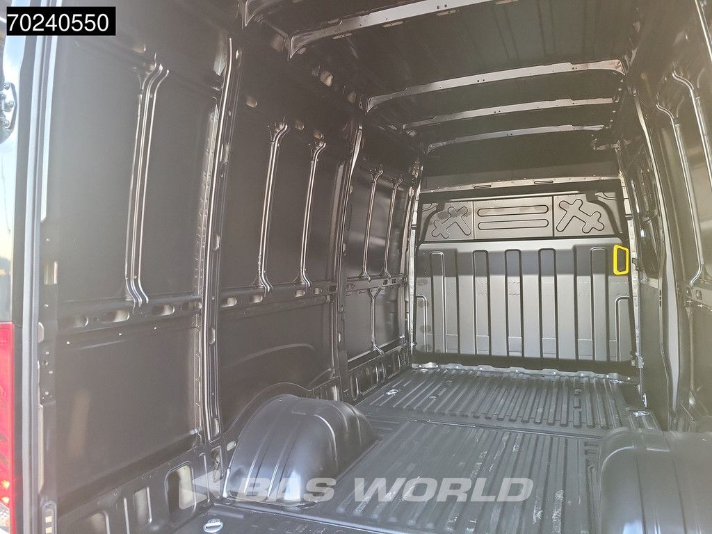 Iveco Daily 35C21 3.0L Automaat 210PK L2H2 Dubbellucht 3,5t Trekgewicht LED ACC Navi Airco Camera Euro6 L2 12m3 A/C