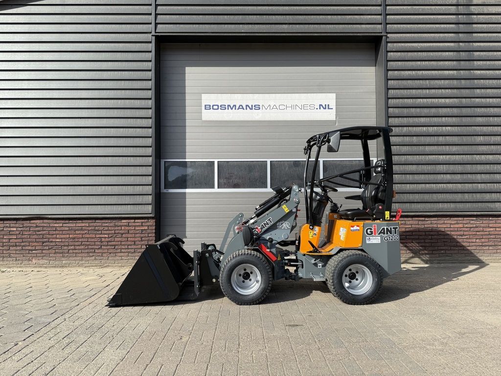 Giant minishovel NIEUW gazonbanden €399 LEASE