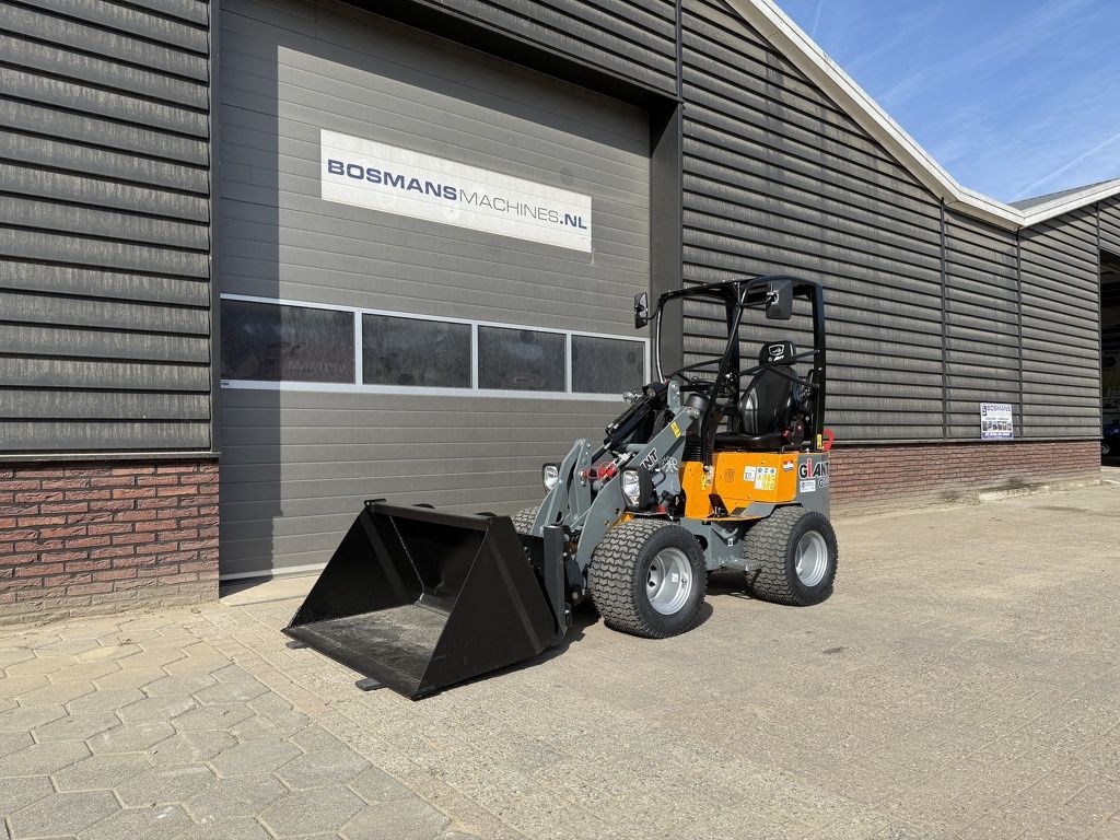 Giant minishovel NIEUW gazonbanden €399 LEASE