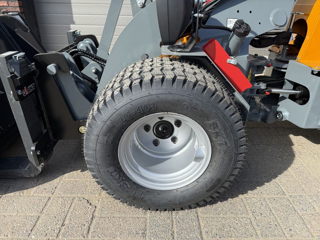 Giant minishovel NIEUW gazonbanden €399 LEASE
