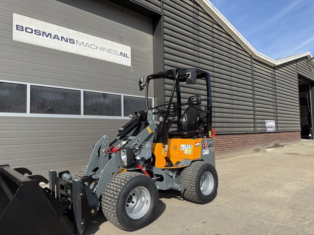 Giant minishovel NIEUW gazonbanden €399 LEASE
