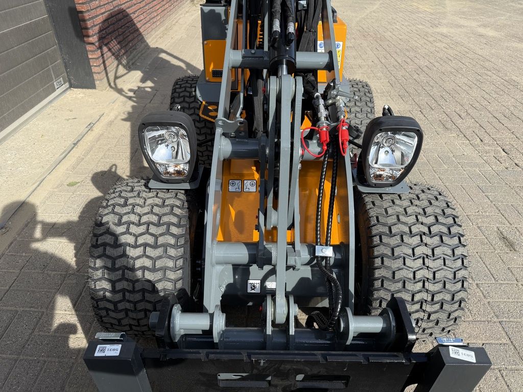 Giant minishovel NIEUW gazonbanden €399 LEASE