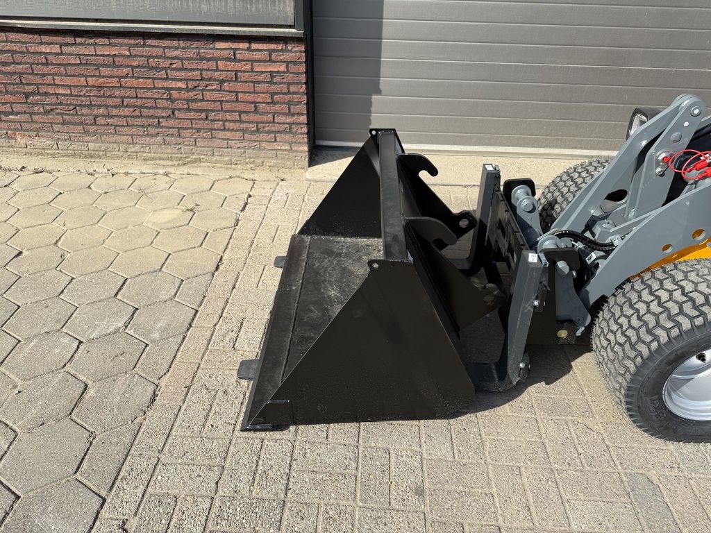 Giant minishovel NIEUW gazonbanden €399 LEASE