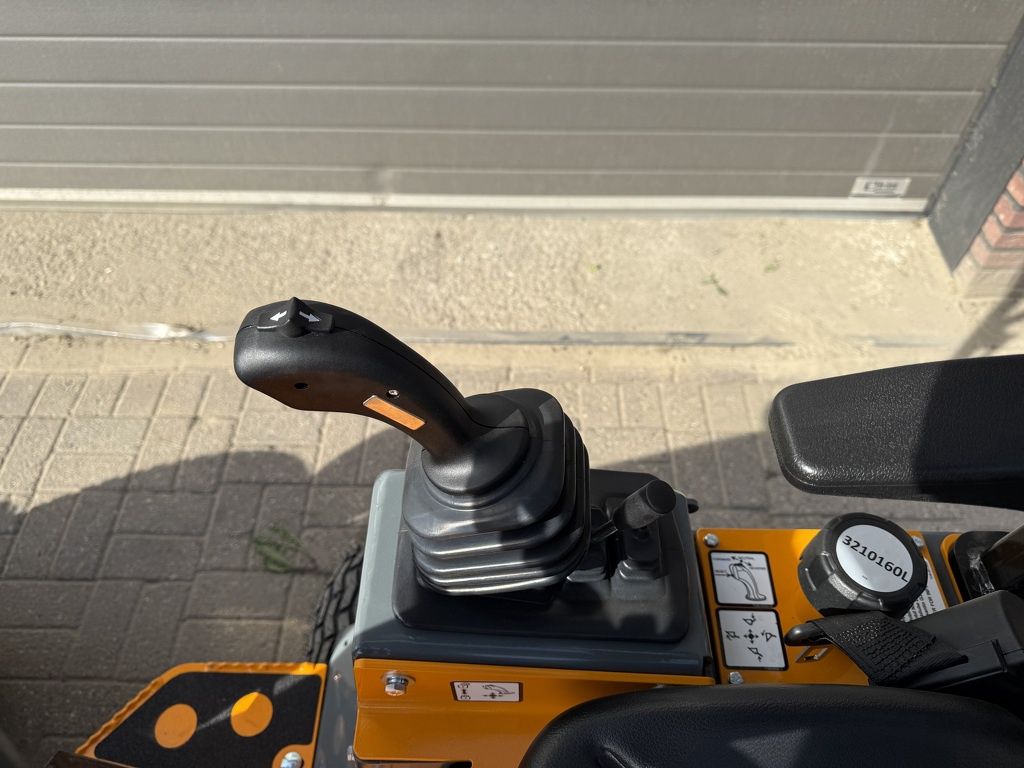 Giant minishovel NIEUW gazonbanden €399 LEASE