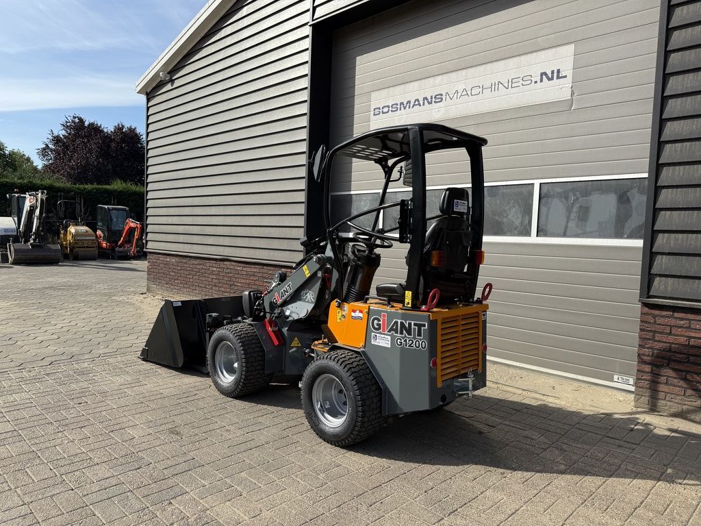 Giant minishovel NIEUW gazonbanden €399 LEASE