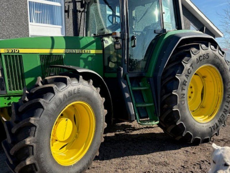 John Deere 6910