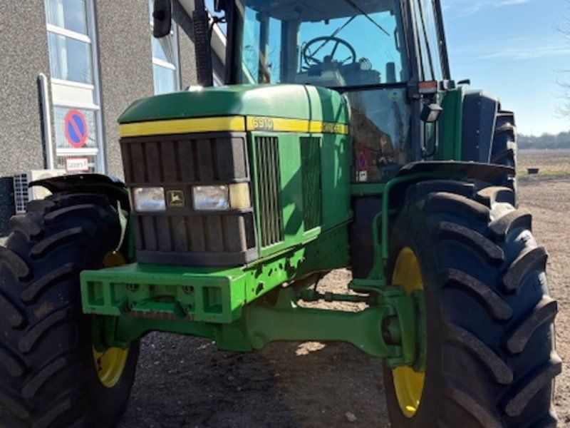 John Deere 6910